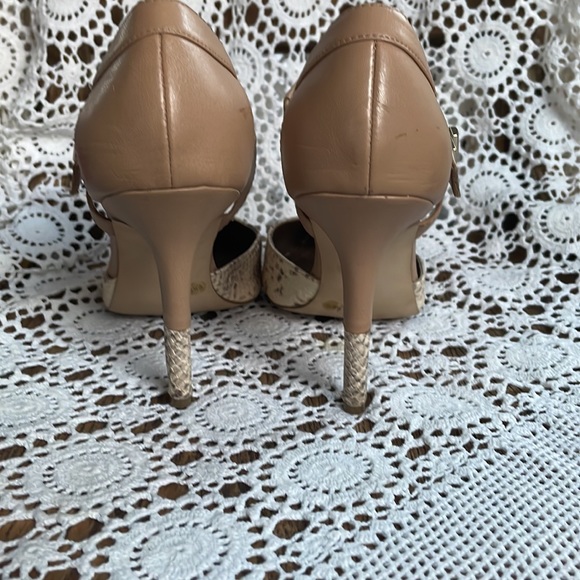 Vntg High heel by BCBGeneration color beige textured w/clasp strap, size 8.5” - Picture 6 of 8